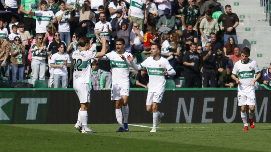 Aguado celebra con sus compañeros el gol marcado en el Elche - Espanyol