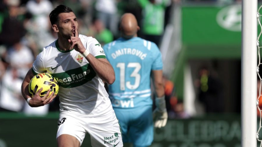 Rafa Mir celebra el gol del empate en el Elche - Espanyol