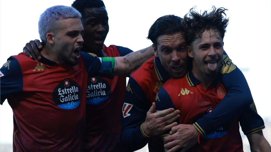 Los jugadores del Dépor celebran uno de los goles ante la Real B