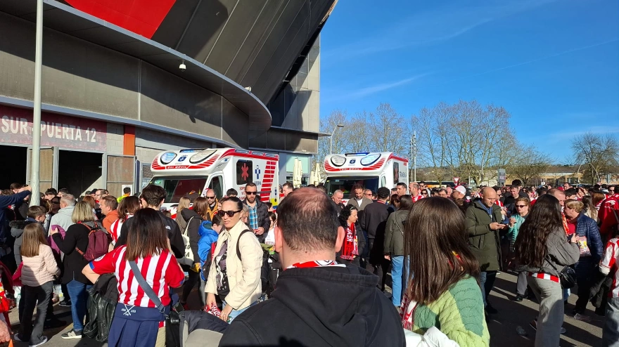 Los servicios médicos en los aledaños de El Molinón tras la atención médica a un aficionado en las gradas