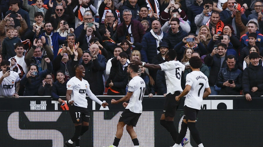 Los jugadores del Valencia celebran el gol de Ramazani ante Osasuna