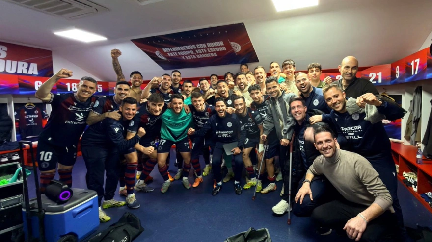 El Extremadura celebra el triunfo ante el Lorca Deportiva