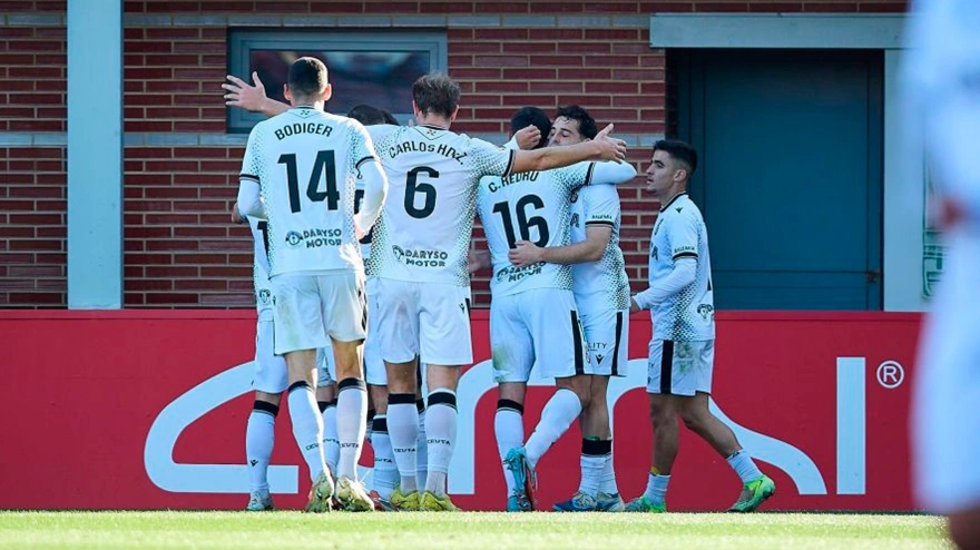 El Ceuta celebra el gol de Marcos Fernández en Miranda