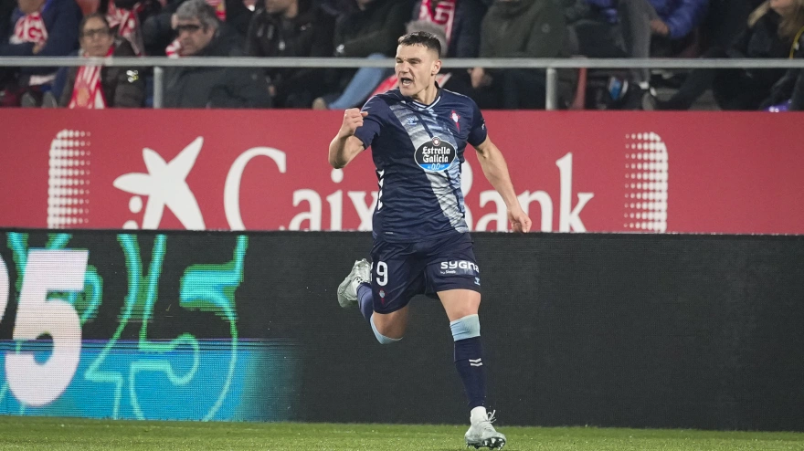 El delantero del Celta de Vigo Ferrán Jutglà celebra su gol contra el Girona, durante el partido de la jornada 26 de LaLiga entre el Girona FC y el RC Celta, este domingo en el estadio municipal de Montilivi.