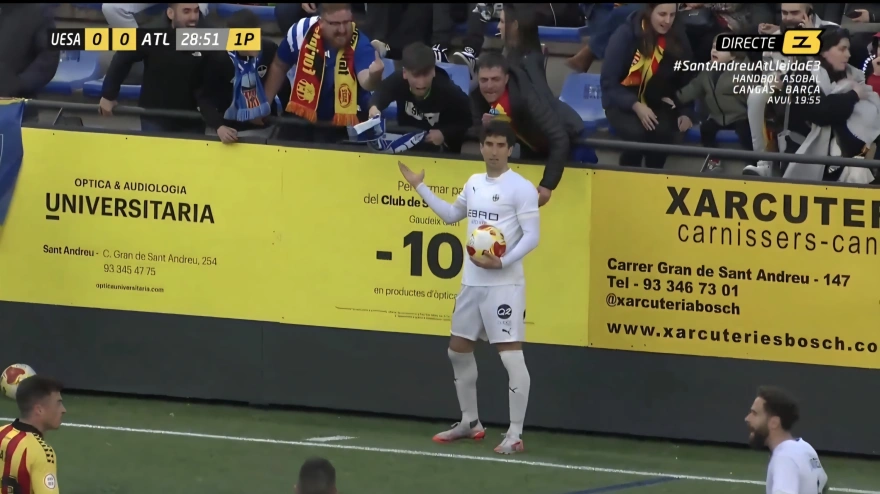 Momento en el que Joan Campins se dirige al árbitro al ser molestado por los aficionados