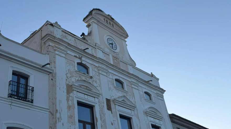 El 'Cañonazo' de la Guerra Civil revive en la fachada del Ayuntamiento de Mérida