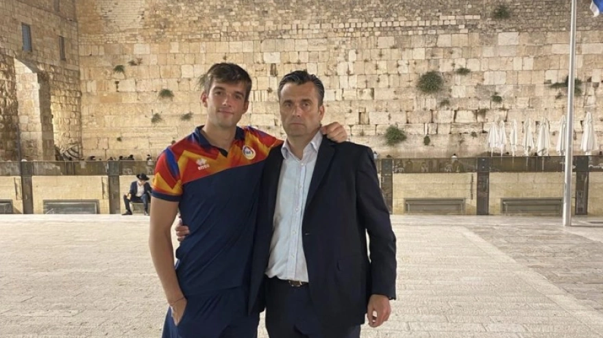 Íker Álvarez con su padre y seleccionador andorrano Koldo Álvarez