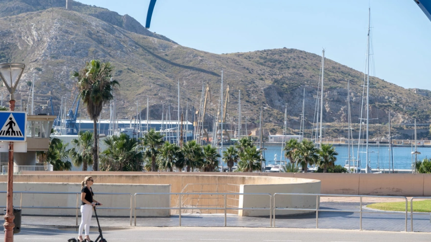 Un patinete por el puerto de Cartagena