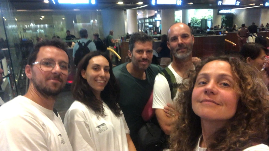 Esperanza Montes y el grupo de amigos con los que está en Omán