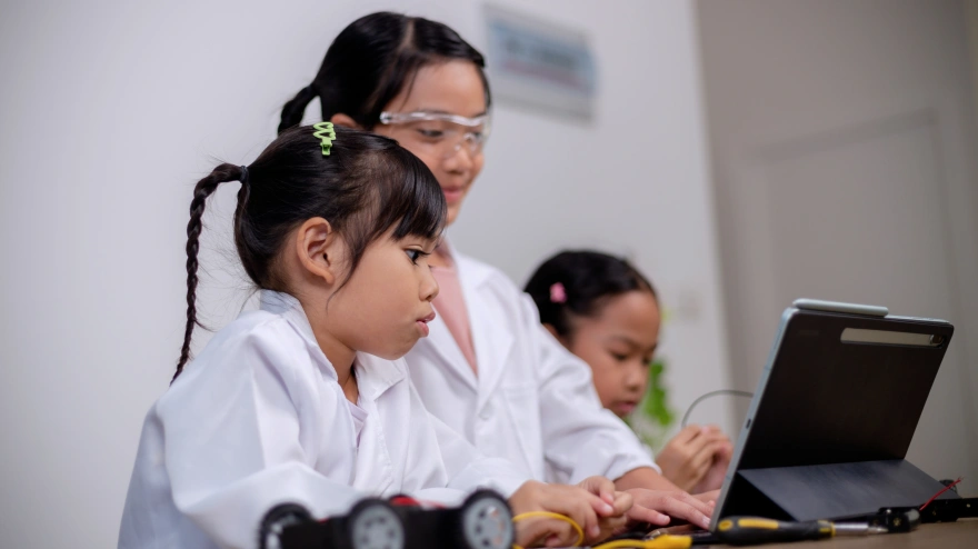 China apuesta por integrar la IA en las aulas