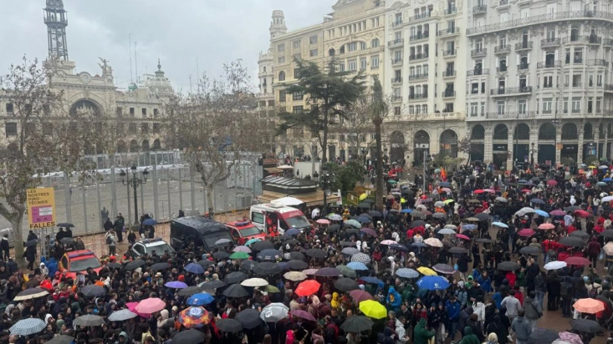 Imagen de archivo de una mascletà afectada por la lluvia