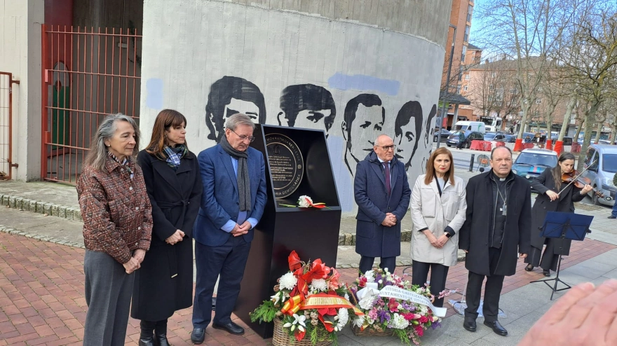 Placa de Lugar para la Memoria Democrática en la Iglesia San Francisco de Asís, en Vitoria
