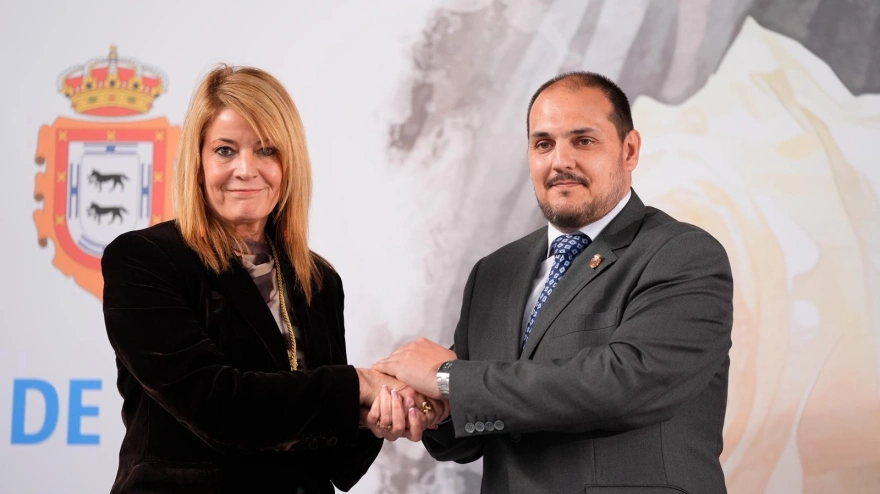 La alcaldesa de Huelva, Pilar Miranda, y al alcalde de Adamuz (Córdoba), Rafael Ángel Moreno, en el acto de hermanamiento de ambos municipios.JOAQUÍN CORCHERO-EUROPA PRESS02/3/2026