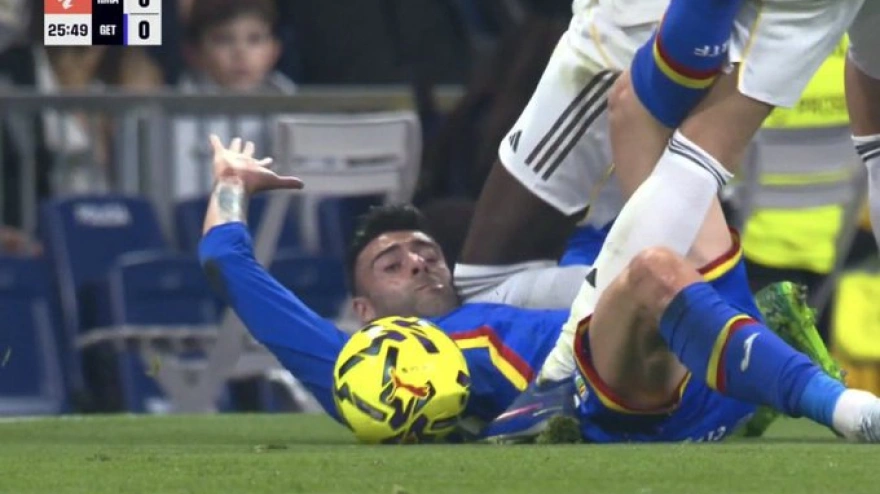 Rodillazo de Rüdiger a Diego Rico