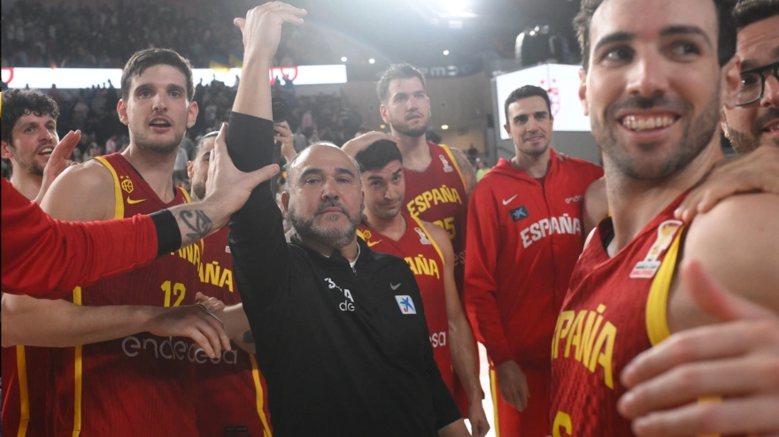 Chus Mateo celebra la victoria ante Ucrania junto a sus jugadores