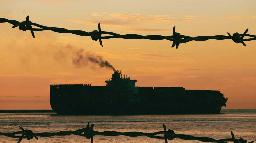 Buque portacontenedores al amanecer. Mar Rojo, Oriente Medio, transporte marítimo, ataques hutíes... comercio mundial, conflicto, Yemen, Irán.