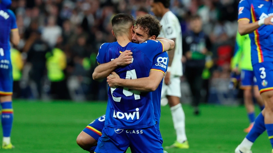 Los futbolistas del Getafe se abrazan tras conseguir la victoria en el Santiago Bernabéu