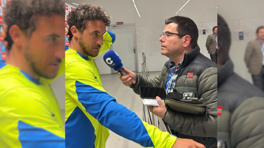 Luis Milla con Miguel Ángel Díaz tras ganar en el Bernabéu