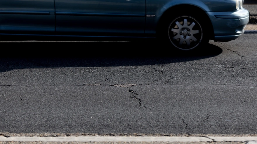 Un coche antiguo en la A-5 a la altura del punto kilométrico 23
