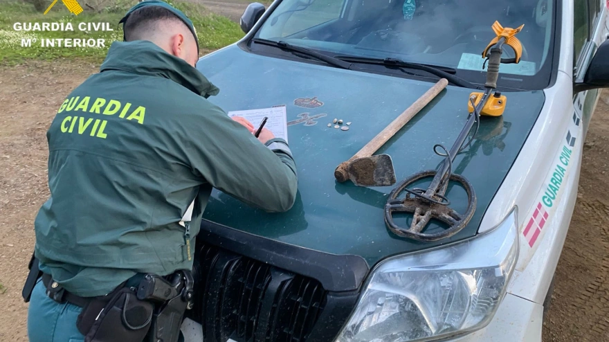 Pillan a dos personas usando un detector de metales en una zona arqueológica de Lora del Río