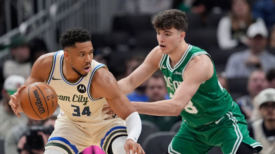 Hugo González defendiendo a Giannis Antetokoumpo