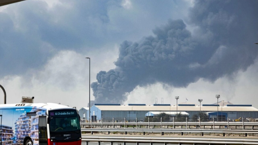 Una columna de humo negro se eleva en el aire sobre el puerto de Jebel Ali, en Dubái, Emiratos Árabes Unidos.