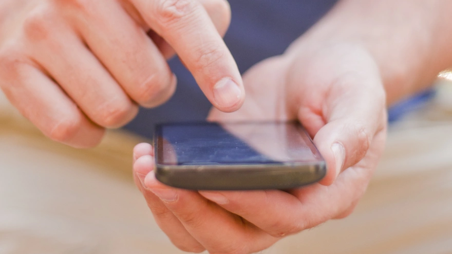 Una alerta llega a un teléfono móvil