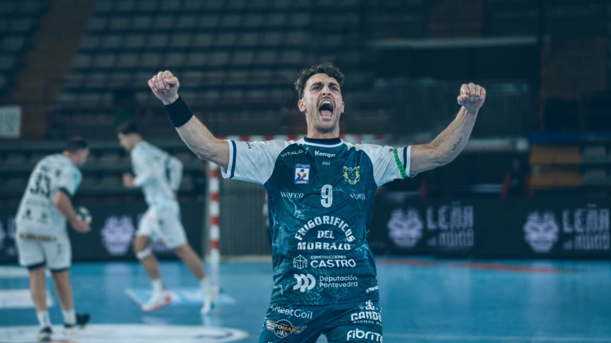 Arón Díaz Ledo con la camiseta de Balonmán Cangas
