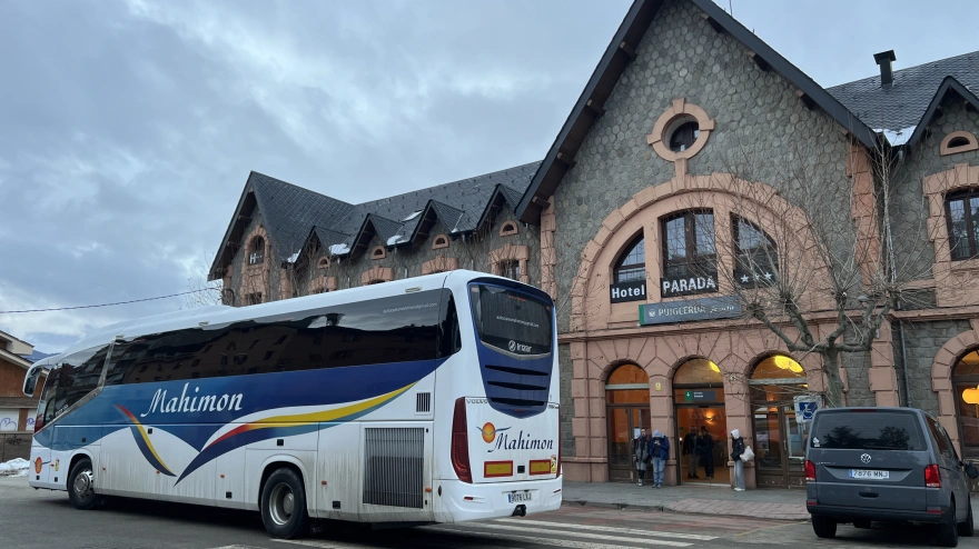 Un autocar parado en la estación de Puigcerdá para recoger a usuarios del R3