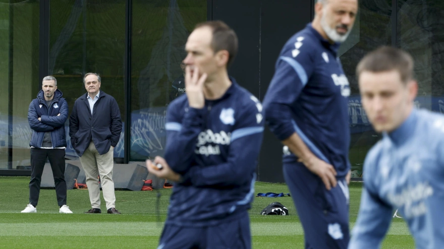 GRAFCAV512. SAN SEBASTIÁN (ESPAÑA), 03/03/2026.- El presidente de la Real Sociedad, Jokin Aperribay (2i), junto al director deportivo, Erik Bretos (i), durante el entrenamiento del equipo previo al derbi copero que su equipo disputa el miércoles contra el Athletic Club. EFE/Juan Herrero.