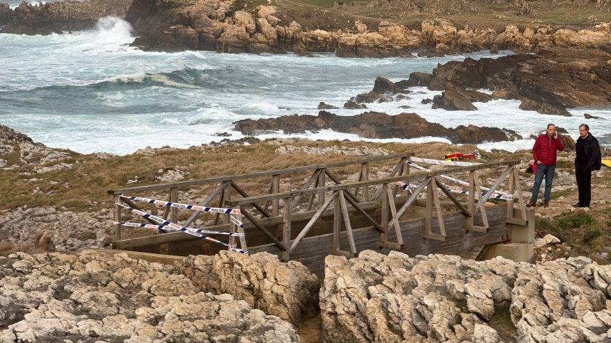 Imagen de la pasarela que ha colapsado en la Playa de El Bocal, Santander