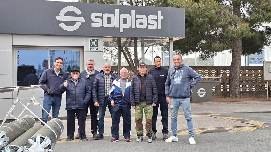 Representantes de la Asociación de Amigos del Pueblo Saharaui de Lorca ante una de las empresas donantes