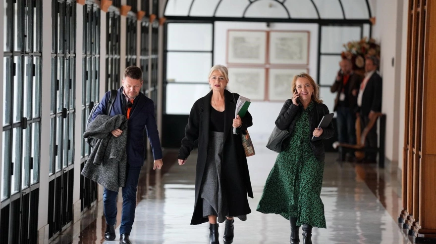 La consejera de Cultura y Deporte, Patricia del Pozo, en el centro en la imagen en el Parlamento de Andalucía