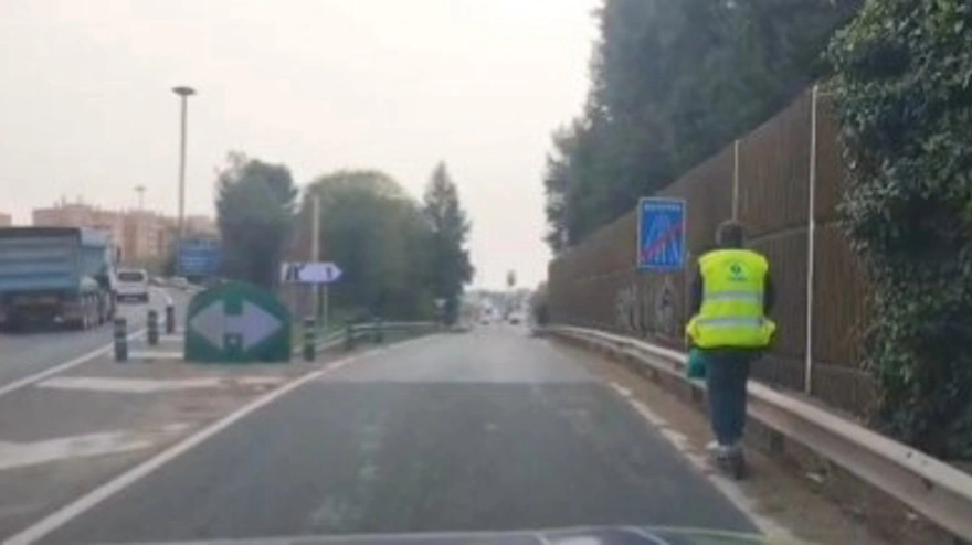 Sancionado por circular en patinete eléctrico por la autovía SE-30.