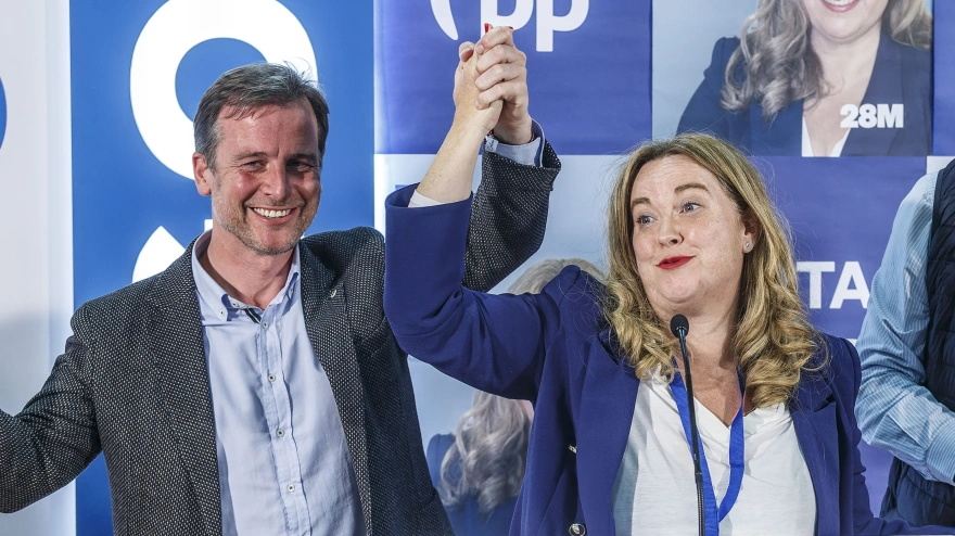 Reacciones de la candidata a la alcaldía del PP, Cristina Ayala y del secretario provincial, Borja Suárez tras las elecciones