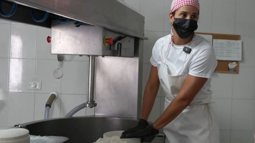 Dalia, empresaria de quesos, en un vídeo de María Pilar Dancausa en su canal de YouTube MP DANCAUSA.