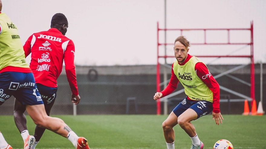 Víctor Narro en una acción del entrenamiento de este miércoles
