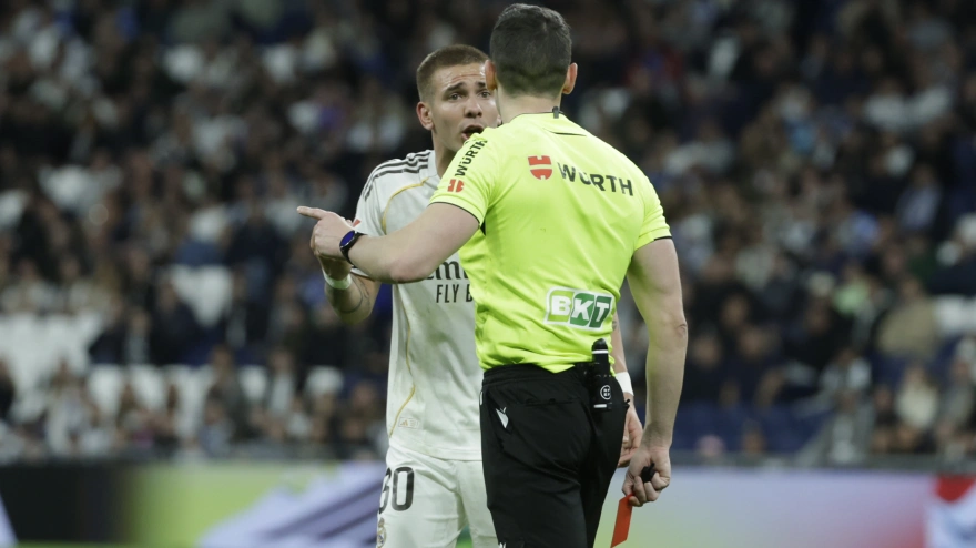 Franco Mastantuono protesta su expulsión al colegiado Muñiz Ruiz.