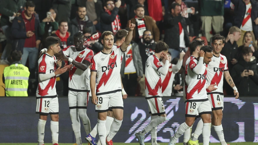 Los jugadores del Rayo celebran uno de los goles de De Frutos ante el Oviedo