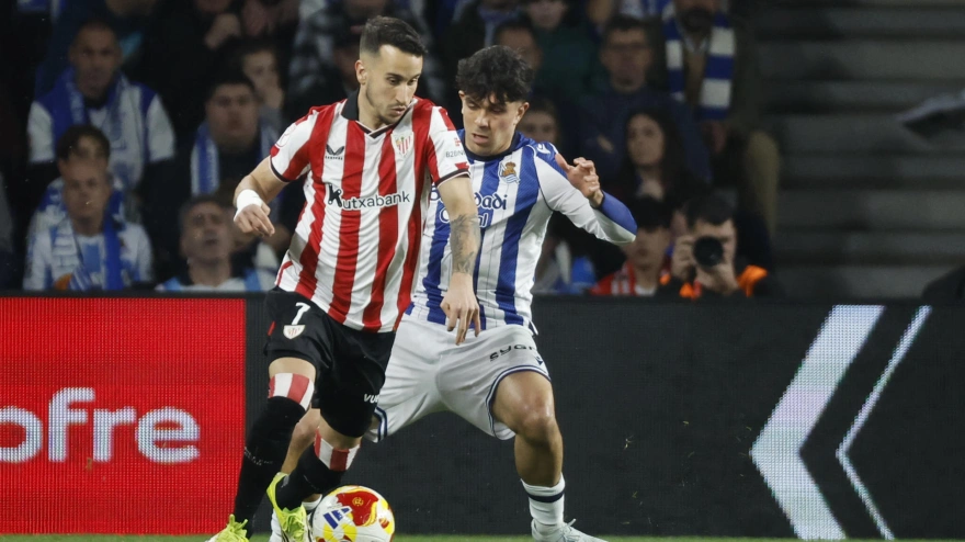 Jon Aramburu presiona a Álex Berenguer durante Real Sociedad - Athletic
