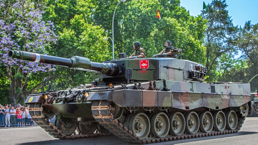 Tanque de batalla principal Leopard 2E4 del Ejército español con soldados durante el desfile del Día de las Fuerzas Armadas en Sevilla, Andalucía.