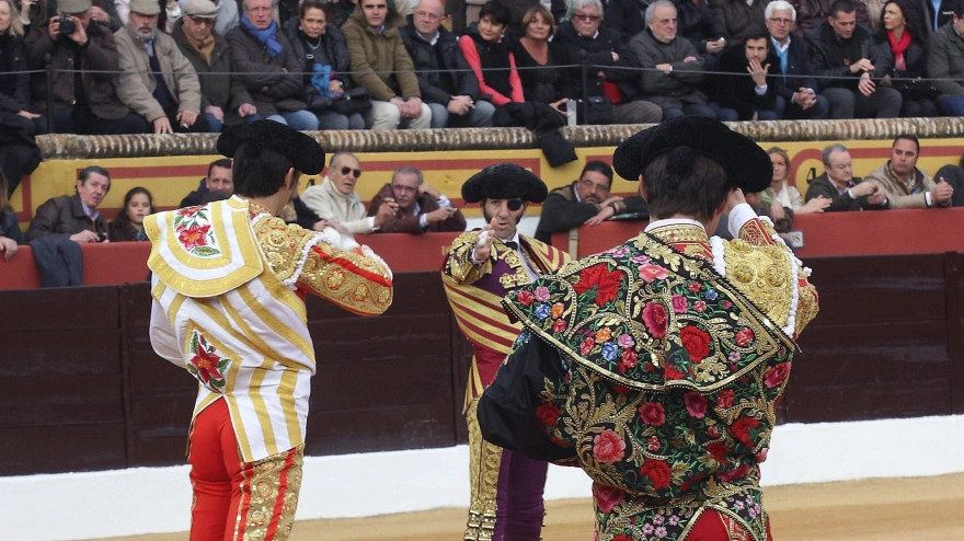 Paseíllo en la plaza de toros de Olivenza