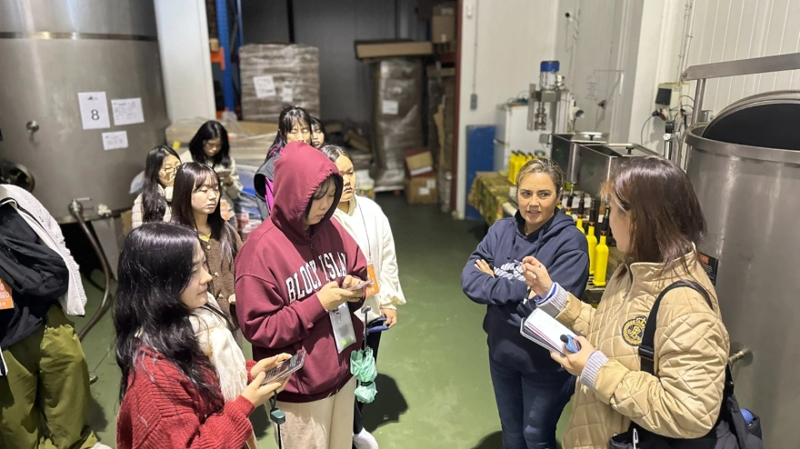 Visita de turistas a la almazara de Ahigal de los Aceiteros (Salamanca)