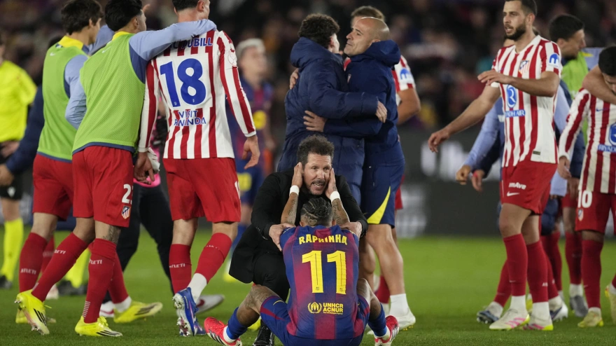 El delantero del FC Barcelona Raphinha y el técnico del Atlético de Madrid Simeone a la finalización del partido de vuelta de las semifinales de la Copa del Rey que FC Barcelona y Atlético de Madrid han disputado este martes en el Camp Nou. EFE/Enric Fontcuberta.