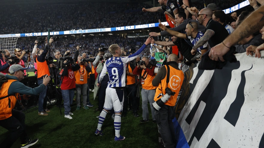 El delantero islandés de la Real Sociedad Orri Óskarsson celebra con los aficionados su pase a la final de la Copa del Rey tras derrotar al Athletic Club en el encuentro de vuelta de semifinales que han disputado este miércoles en el estadio de Anoeta.