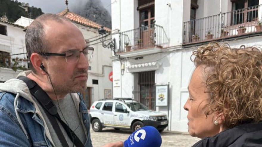 Dani Trigo entrevistando a una vecina de Grazalema