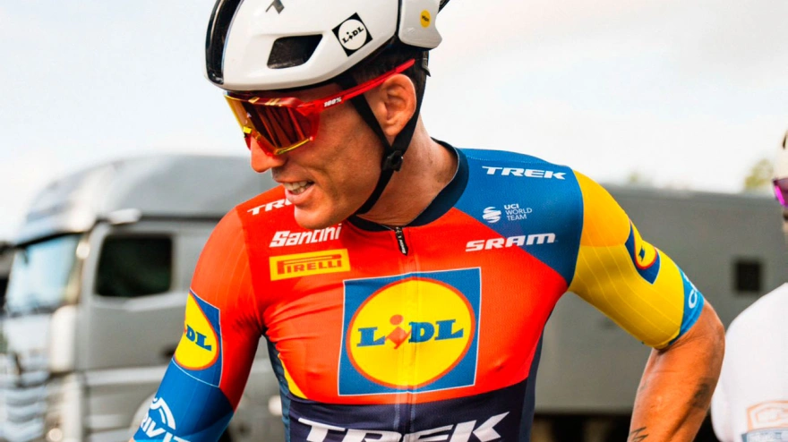 El piloto probador de Honda es también embajador del Lidl-Trek, el equipo de Ayuso.