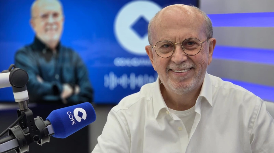 Manolo Oliveros, en los estudios de COPE Barcelona.