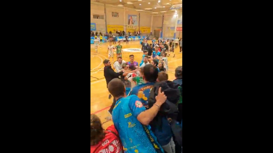 Imagen de la pelea entre los jugadores del Peñíscola y los del Noia.