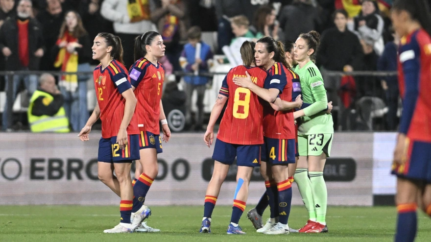 Las jugadoras de la selección española celebrando la victoria contra Islandia